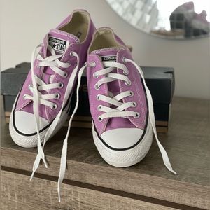 Women’s Converse low top sneakers in fuchsia glow
